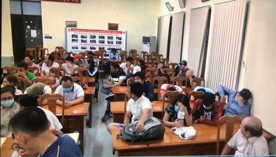 被扣留的聚賭者。(圖源:公安提供)