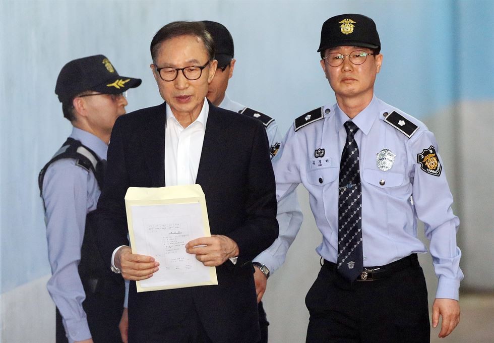 李明博當庭宣讀親手寫的陳述詞。(圖源:韓聯社)