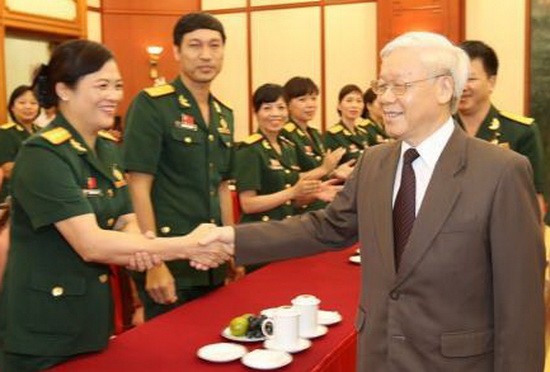 阮富仲總書記接見前來河內出席第九屆軍隊工會代表大會的傑出軍隊工會代表團。(圖源:越通社)
