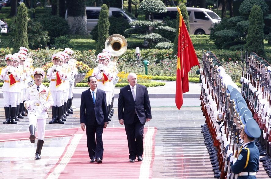 國家主席陳大光在主席府按國家元首儀式隆重迎接澳大利亞總督彼得‧柯茲葛洛夫偕夫人。(圖源:林慶)