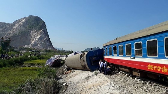 SE19列車與卡車碰撞事故,現場6節車廂脫軌,造成2人死亡。