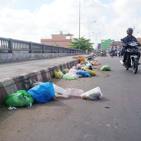 對於將垃圾亂丟的有欠公共衛生 意識者，務須嚴以律之方能起到警戒 作用。