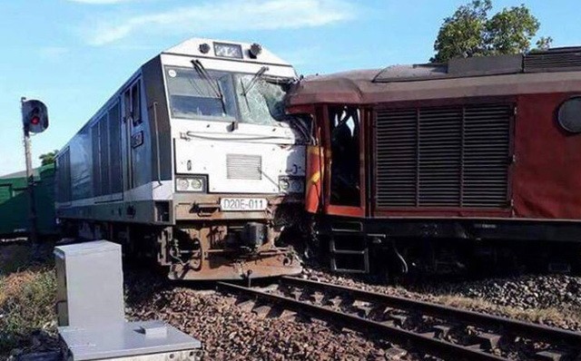 兩列車駛進火車站時發生碰撞，多車廂脫軌，貨物散落軌道。（圖源：越南鐵路俱樂部）