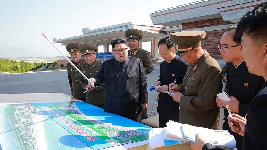 朝鮮最高領導人金正恩日前視察了元山葛麻海岸旅遊區建設工地,要求在明年4月完工。(圖源:KCNA)