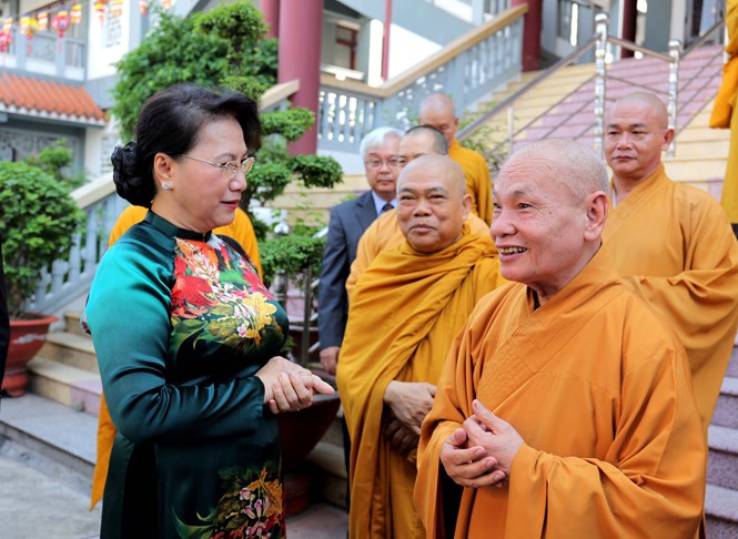 國會主席阮氏金銀會見越南佛教教會各僧尼。(圖源:玉陽)