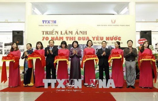 圖為“愛國競賽70週年”圖片展開幕剪綵儀式。（圖源：越通社）