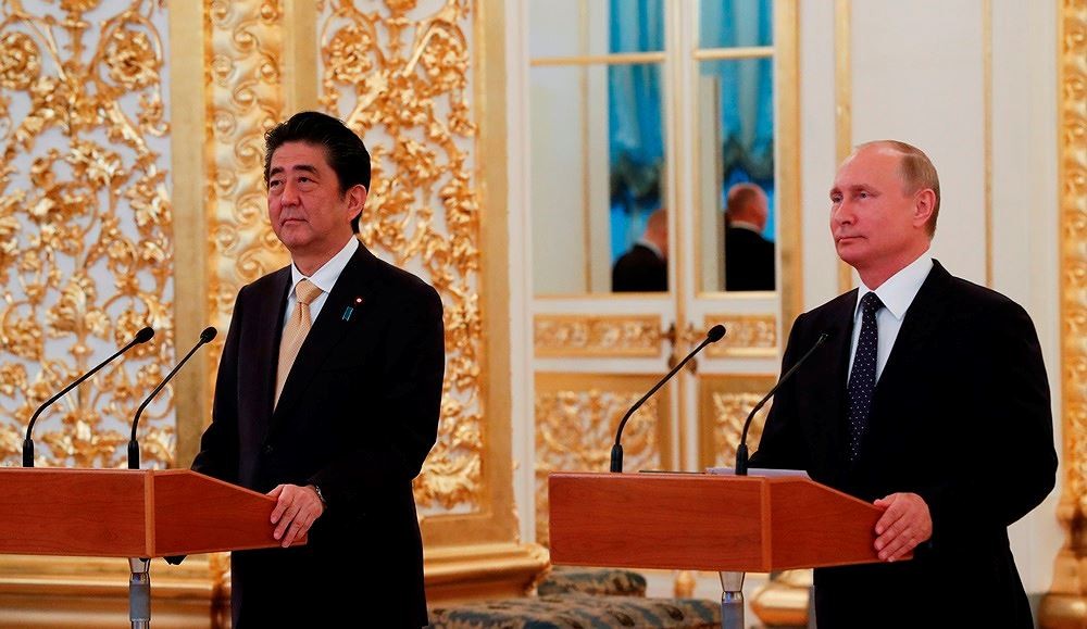 俄羅斯總統普京26日在莫斯科與日本首相安倍會晤後舉行的聯合記者會。(圖源:互聯網)