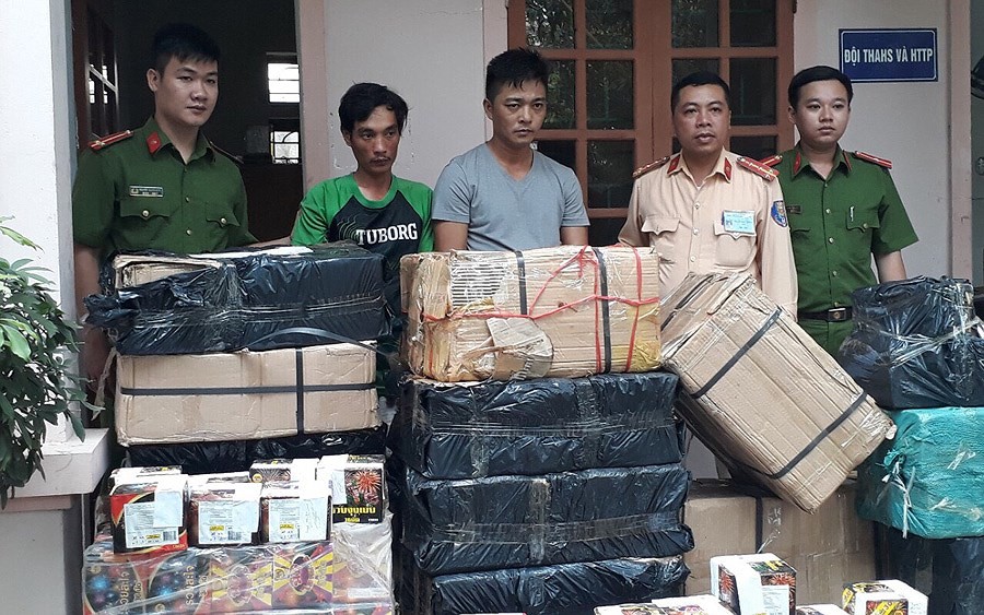 被查獲的鞭炮總數量465盒，總重量逾600公斤。（圖源：VOV）