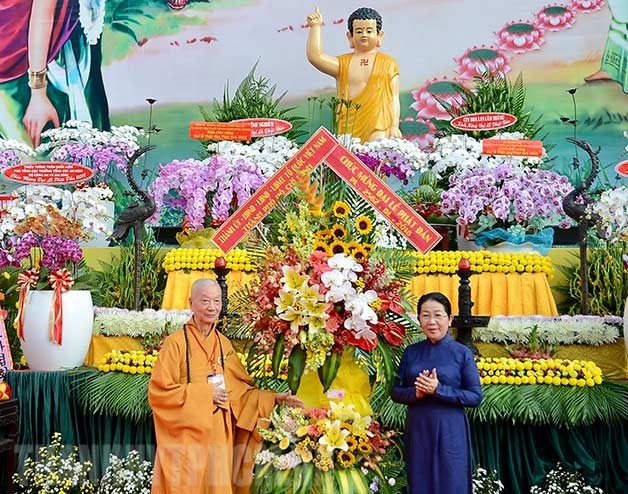 武氏蓉同志向越南佛教教會贈送花籃祝賀。(圖源:胡龍)