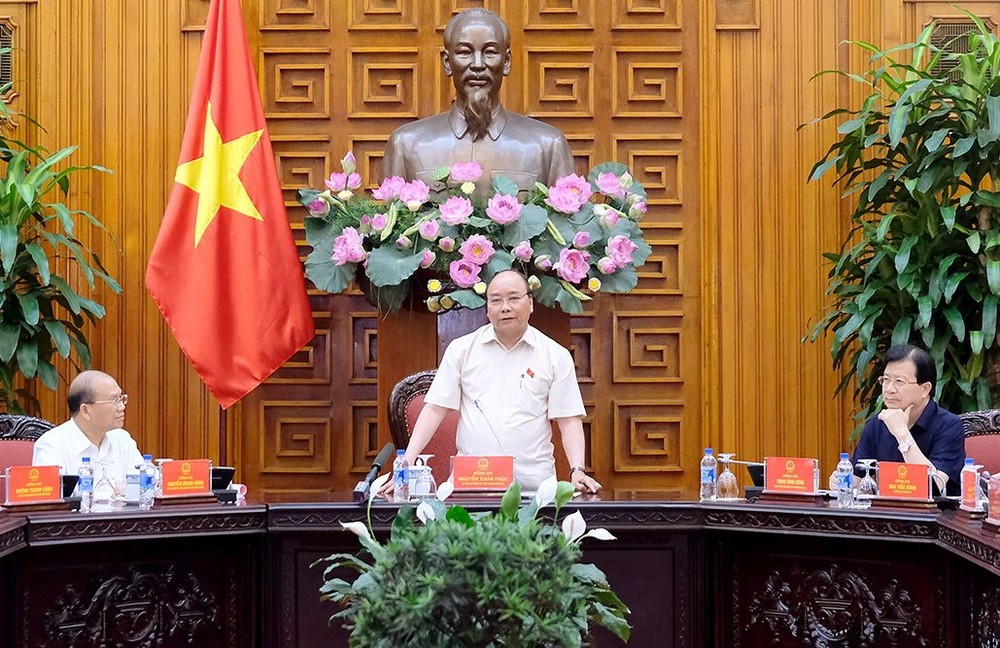 政府總理阮春福(中)在會議上發表講話。(圖源:光孝)