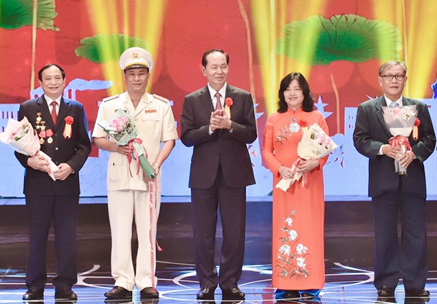 各模範代表獲表彰。（圖源：日北）