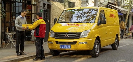 DHL快遞公司人員按名址將包裹投遞到收件人手上。