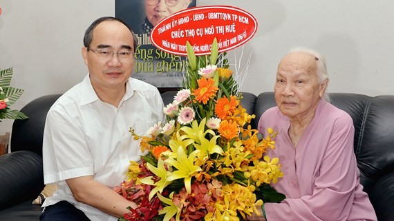 市委書記阮善仁向吳氏惠大娘祝賀。（圖源：越勇）