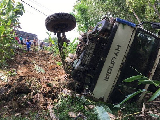 事故現場卡車翻下上10米的深溝。（圖源：VOV）