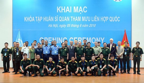 范玉明上將與聯合國軍官集訓班學員、教練團隊在開課儀式上合影留念。（圖源：春盛）