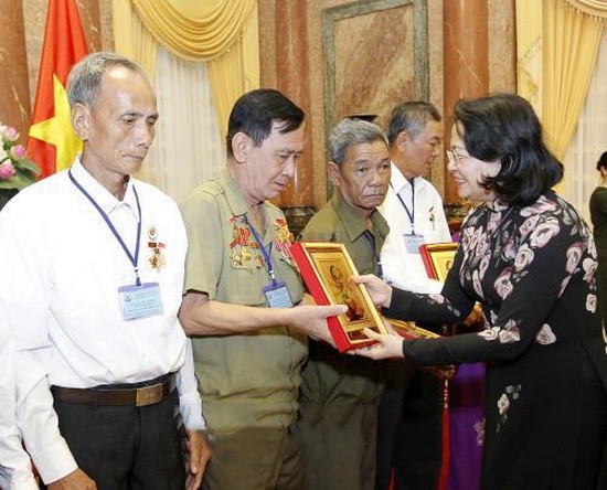 國家副主席鄧氏玉盛向代表們贈送胡主席肖像。(圖源:越通社)