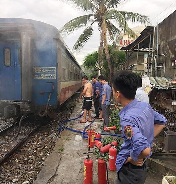 列車人員採用現有的滅火器材致力滅火。（圖源：CTV）
