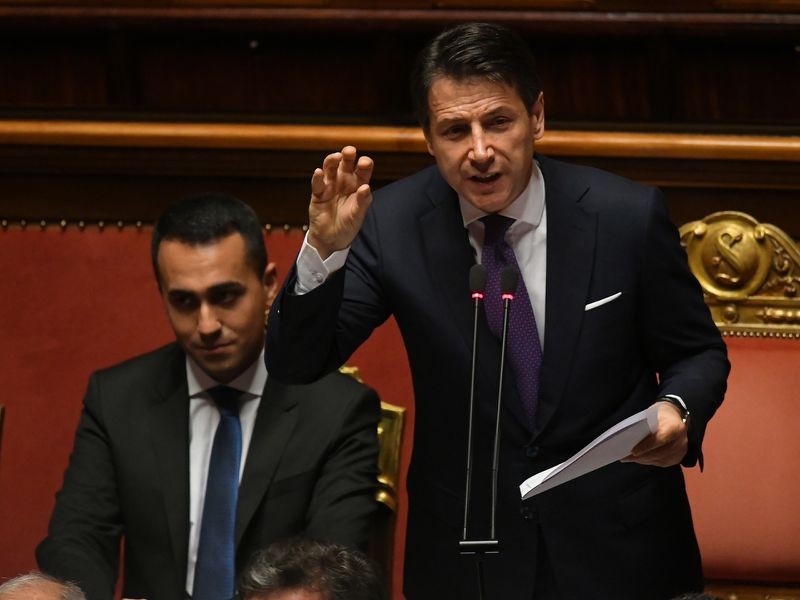 6月5日，在意大利羅馬，意大利總理孔特（右）在參議院發表講話。（圖源：新華網）