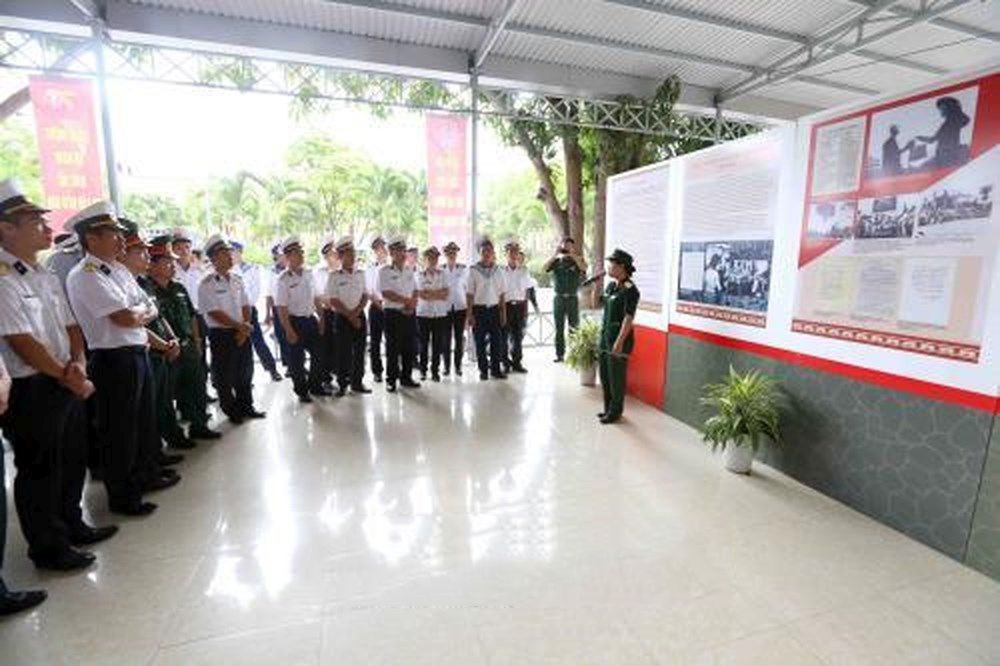 圖為第5軍區政治部舉辦的“胡伯伯與愛國競賽運動”圖片展一瞥。（圖源：越通社）