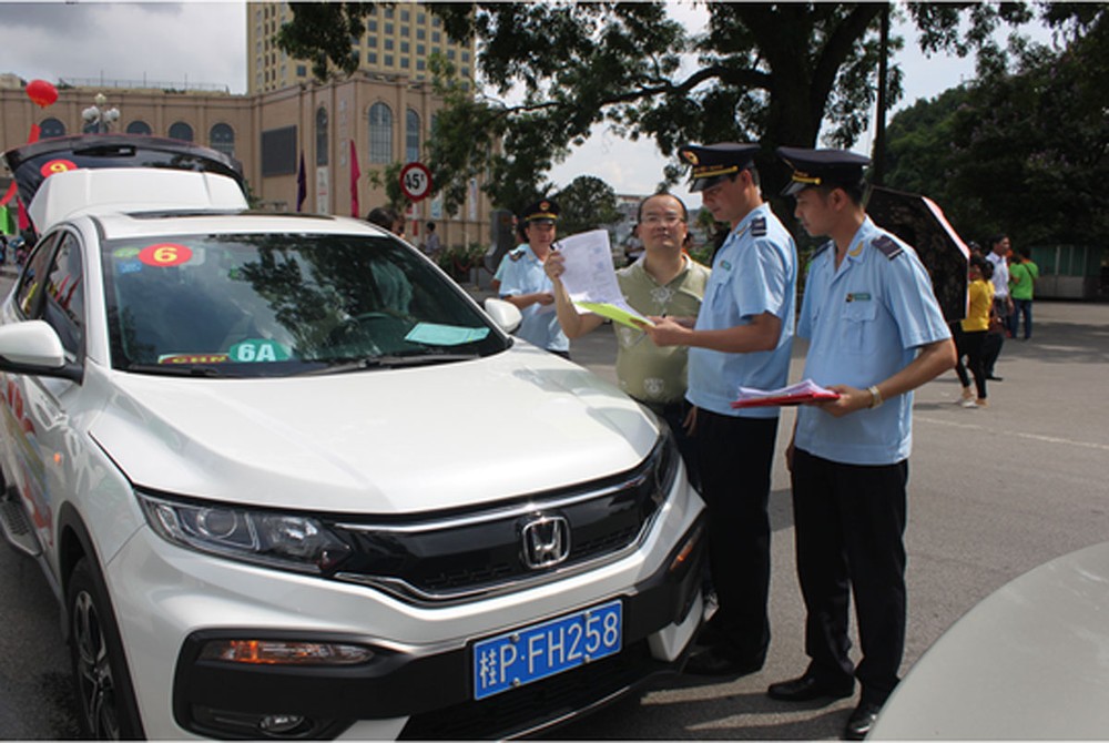 芒街國際口岸海關對進境的自駕旅遊汽車檢查手續。（圖源：廣寧海關）