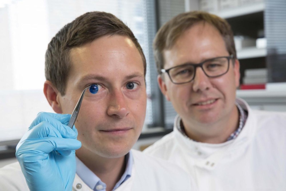 紐卡斯爾大學的研究人員將這種生物墨水注入一台便宜的3D生物打印機,只用10分鐘就打印出一份角膜,和人眼角膜形狀大小相當。(圖源:NEWSCOM)