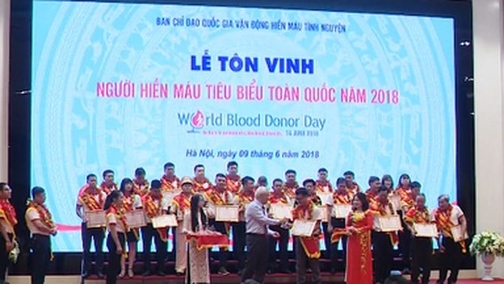 圖為“2018年全國捐血者模範”推崇儀式一瞥。