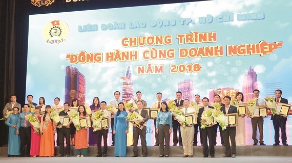 24非國有企業家在2018年“與企業同行”會議上榮獲市勞動聯團頒發的獎狀。