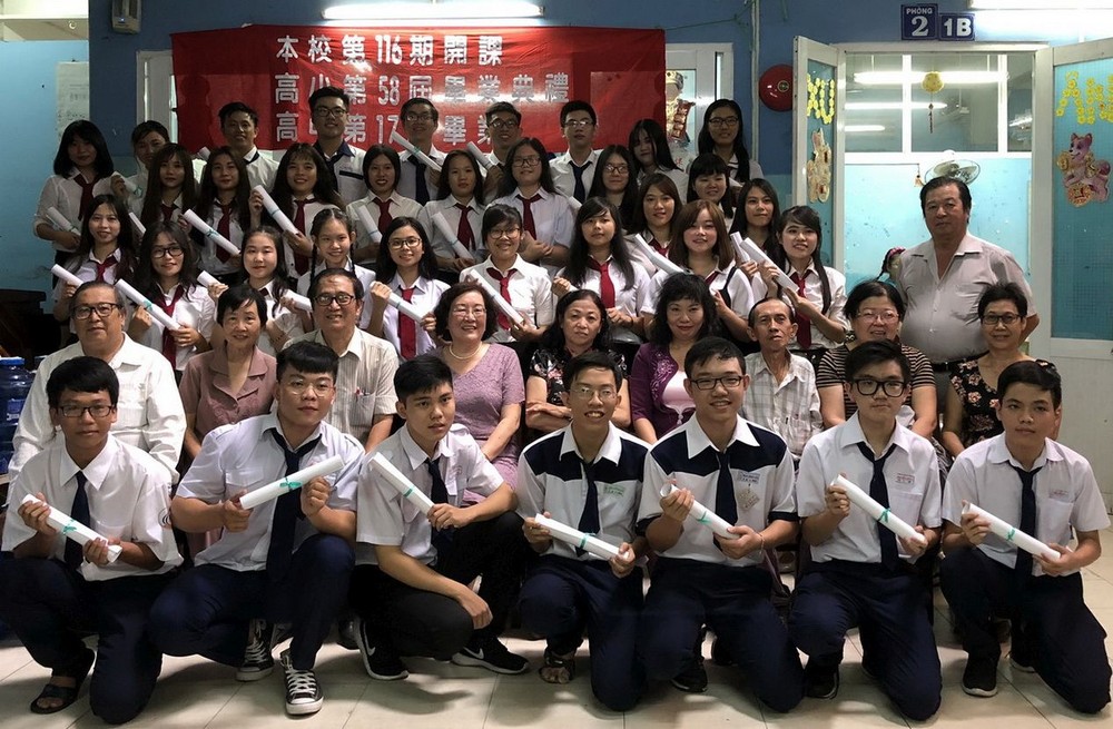 應屆畢業生與校長、老師合照。