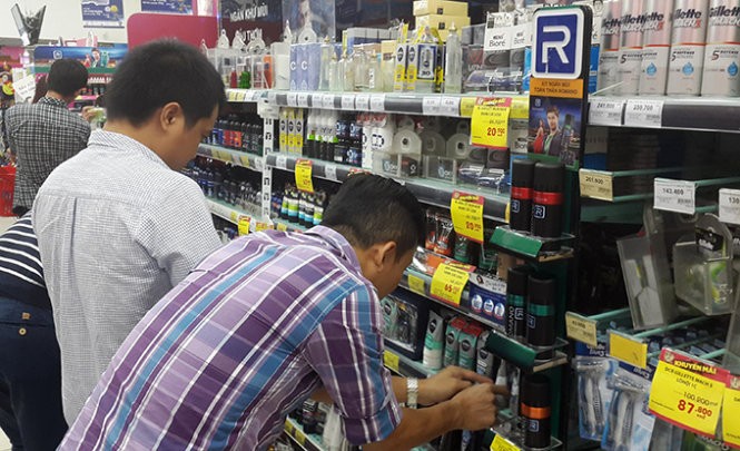 近年來，不少男士也關注美容、護膚問題，這不再是女士的“專利”。