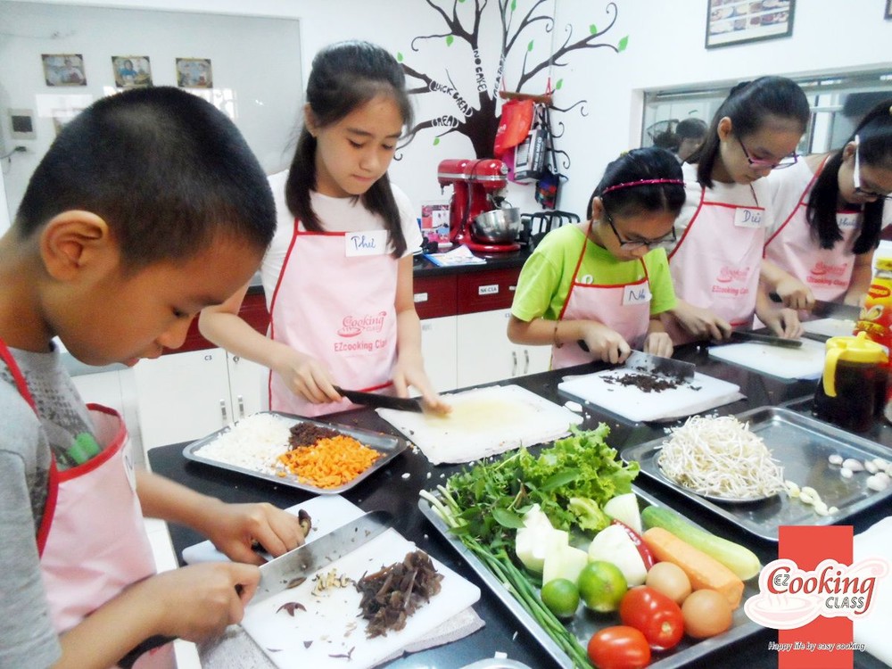 每到暑假家長們都讓小孩參加各種技能班。(圖源:EZcooking)