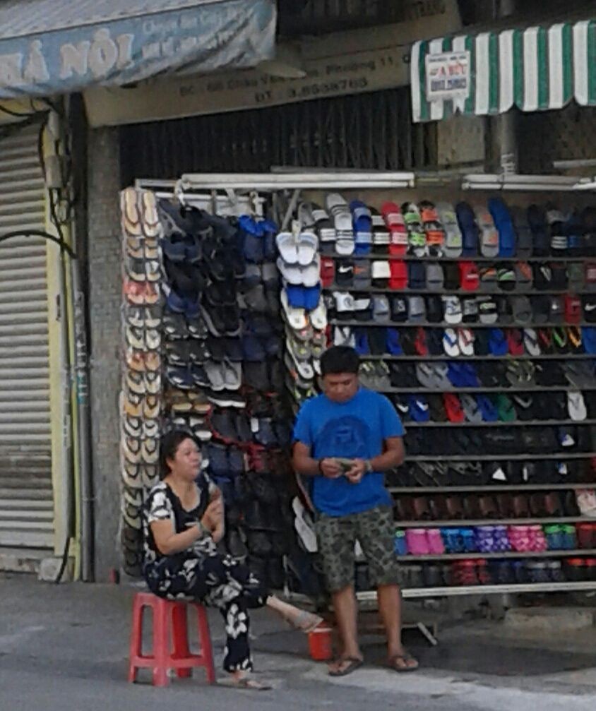 公然霸佔人行道擺賣,但地方有關部門仍視若無睹。