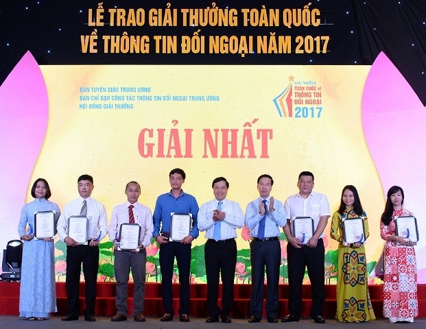 中央宣教部長武文賞與外交部長范平明向得獎者頒發一等獎。(圖源:水源)