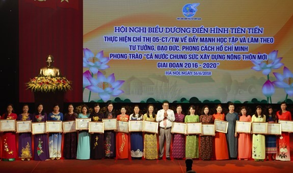 會議上獲表彰的先進模範婦女大合照。(圖源:秋沙)
