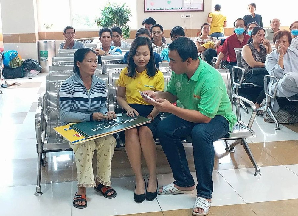 權靈給貧困病人贈送禮品。