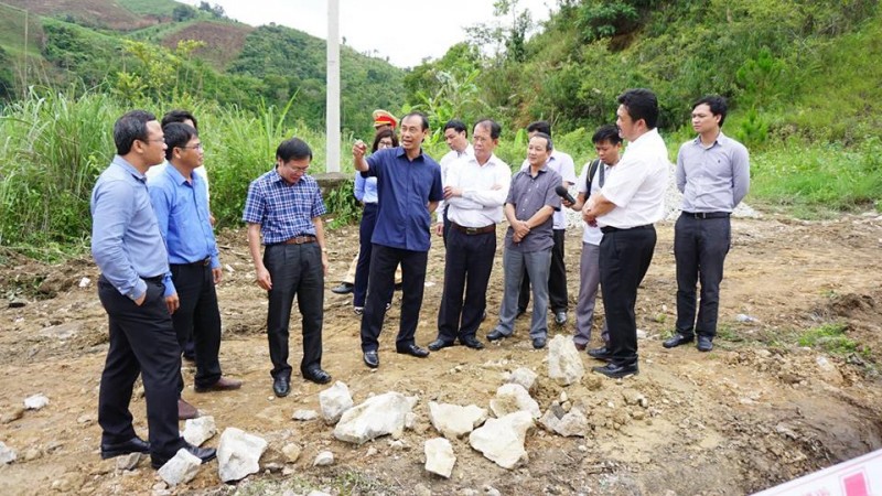 黎廷壽副部長（左四）與工作團實地檢查。（圖源：交通報）