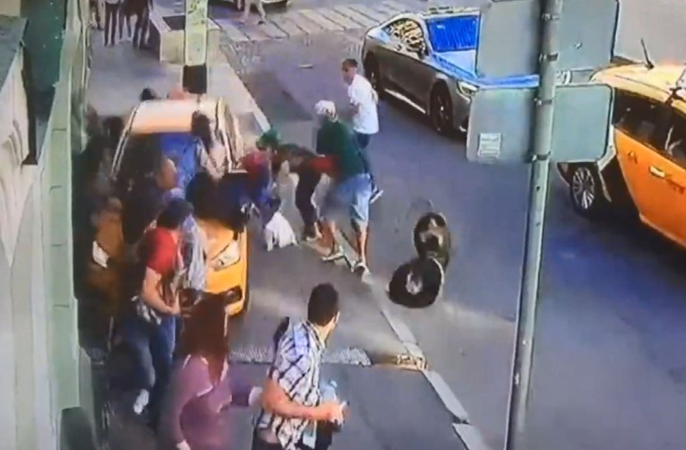 監視器畫面上，一輛黃色計程車突然從前方竄出，直接撞向人行道上的路人，場面十分驚悚，這起事件發生在俄國首都莫斯科，而且距離世界盃球場不到200公尺。（圖源：視頻截圖）