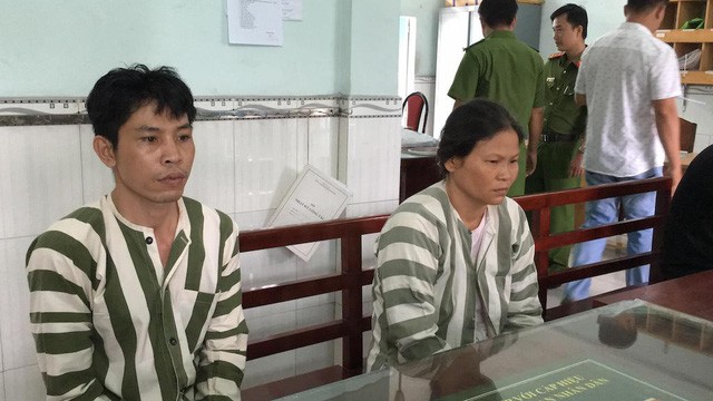 被扣押在派出所的2名嫌犯黎仲義(左)和范氏秋水。(圖源:廷草)