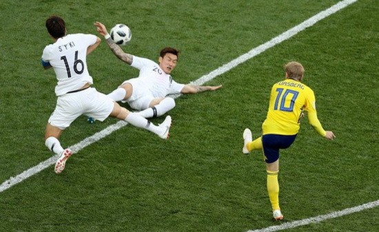 瑞典(黃衣)對韓國比賽一瞥。