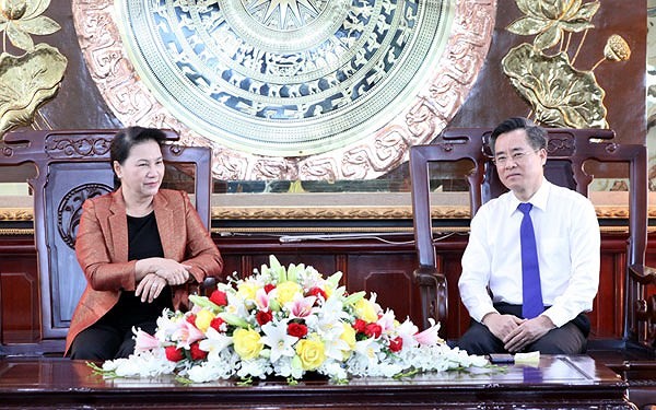 國會主席阮氏金銀與薄寮省委書記阮光陽交換意見。（圖源：VOV）