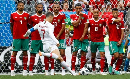 C羅主罰任意球。