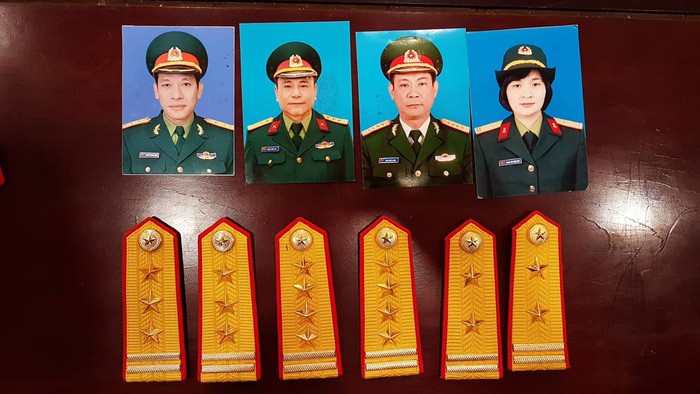 被抓獲的冒充軍官行騙之團夥與物證。(圖源:江龍)