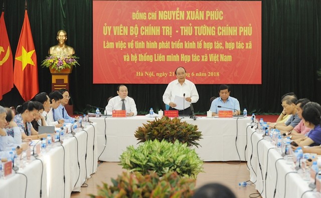 政府總理阮春福(中)在會議上發表講話。(圖源:陳海)