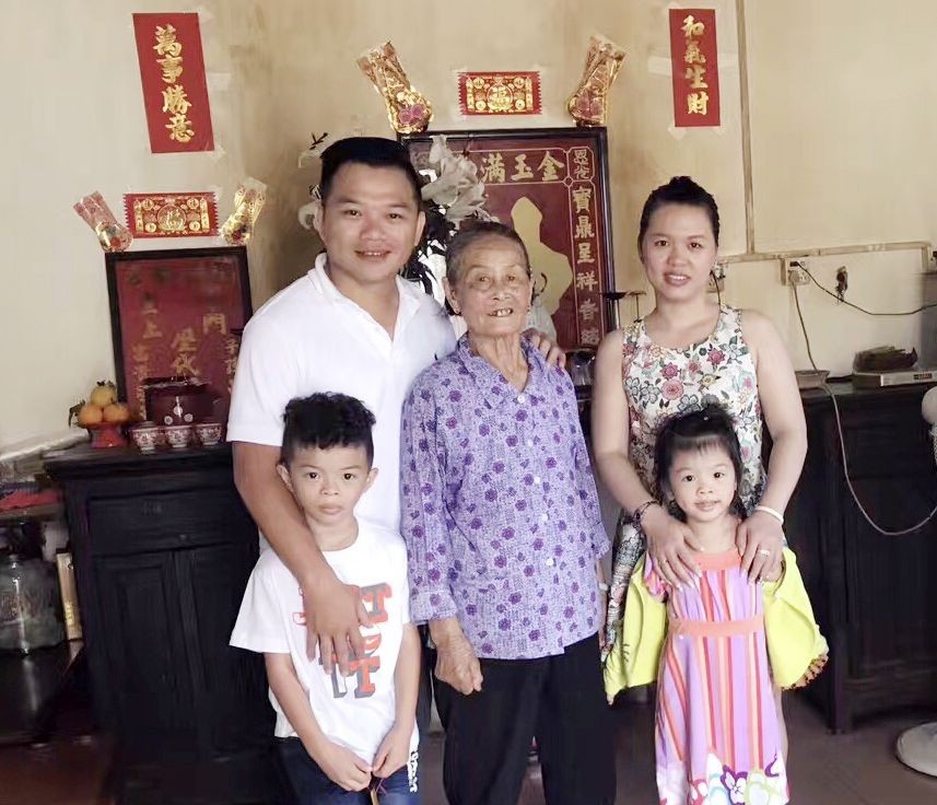 作者與妻兒去年回鄉探望十姑婆。