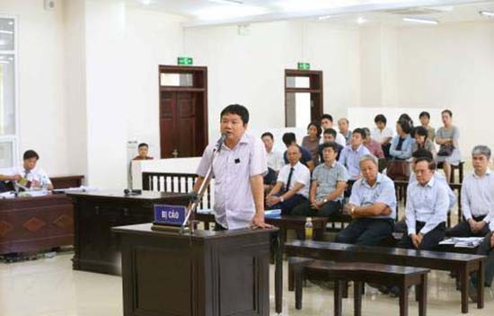 被告丁羅昇站在被告席上作最後陳述。（圖源：越通社）