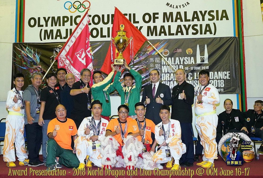 精英堂龍獅團在領獎上合照。