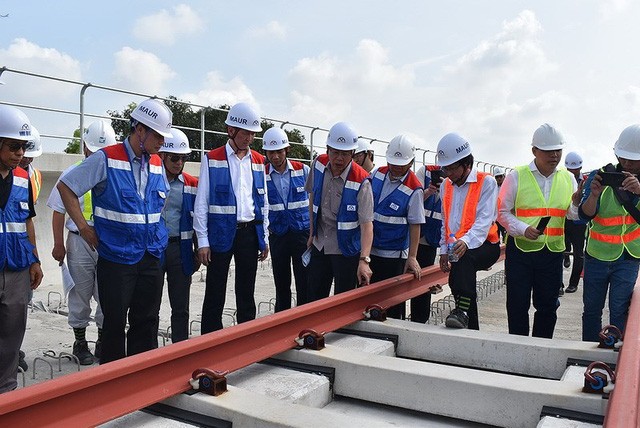 阮德堅副主任與工作團前往考察本市濱城-仙泉都市地鐵1號線路系統。（圖源：佐林）