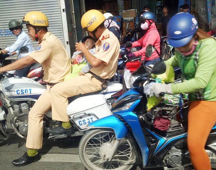 交警騎著警車開道讓後坐者抱住小孩趕緊送往醫院,受到人們的好評。(圖源:光正臉書視頻截圖)