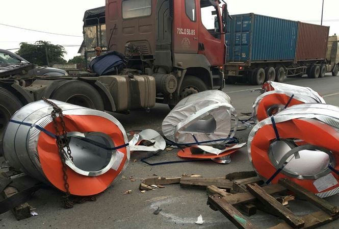 客車撞汽車至少２人死亡 ảnh 1