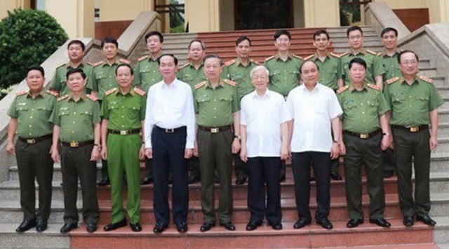 黨政領導與中央公安黨委常務處合影。(圖源:越通社)