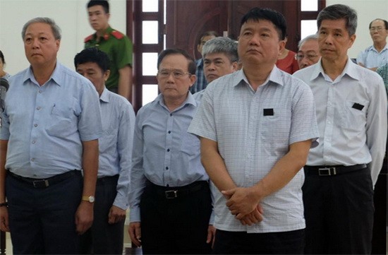 被告丁羅昇(前右)與共犯站著聽審判長宣讀判決書。(圖源:N.Anh)
